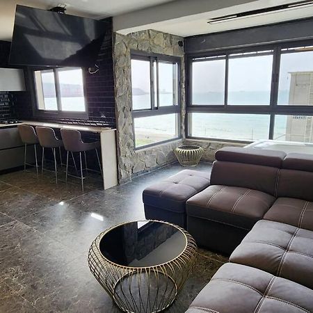 מבנים בים 75 Suites At Sea Haifa Esterno foto
