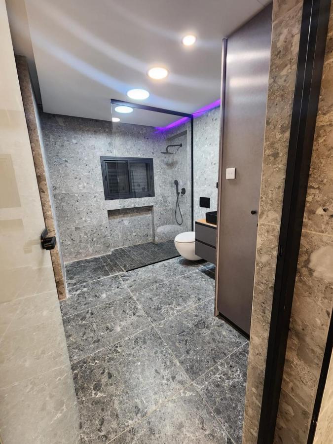 מבנים בים 75 Suites At Sea Haifa Esterno foto