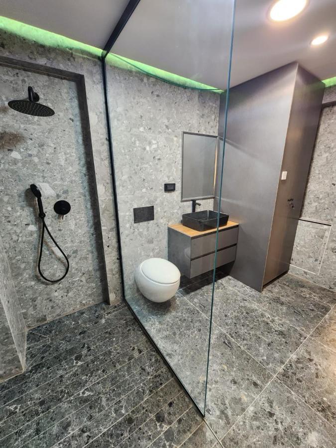 מבנים בים 75 Suites At Sea Haifa Esterno foto