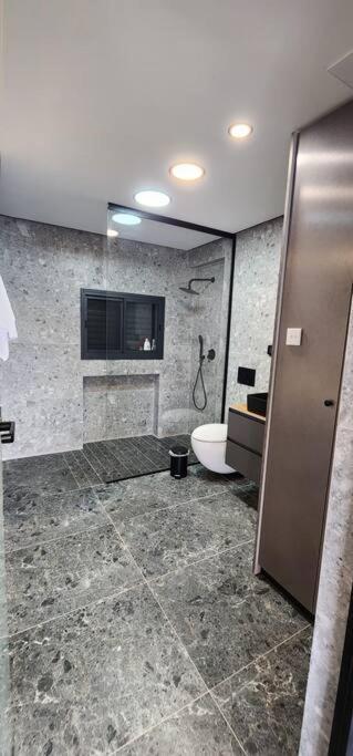 מבנים בים 75 Suites At Sea Haifa Esterno foto