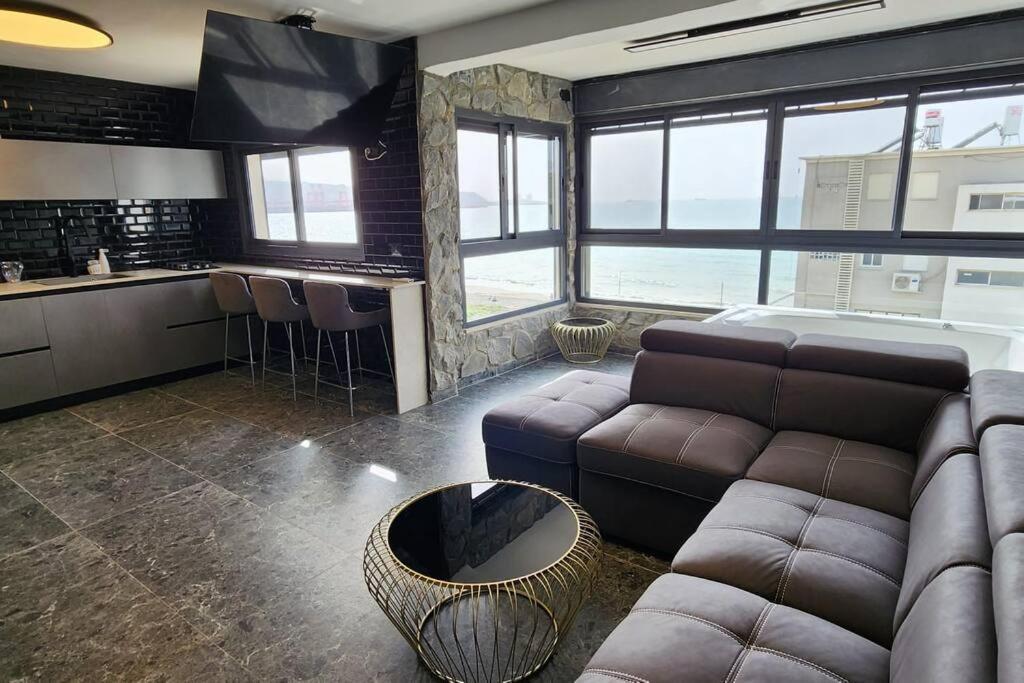 מבנים בים 75 Suites At Sea Haifa Esterno foto