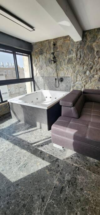 מבנים בים 75 Suites At Sea Haifa Esterno foto