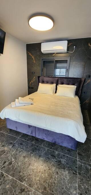 מבנים בים 75 Suites At Sea Haifa Esterno foto