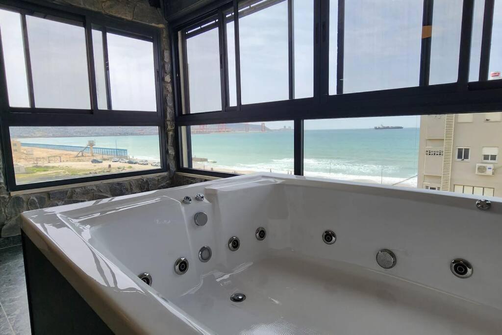 מבנים בים 75 Suites At Sea Haifa Esterno foto
