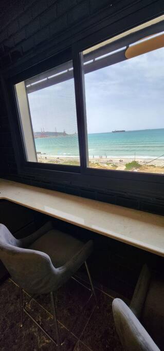 מבנים בים 75 Suites At Sea Haifa Esterno foto