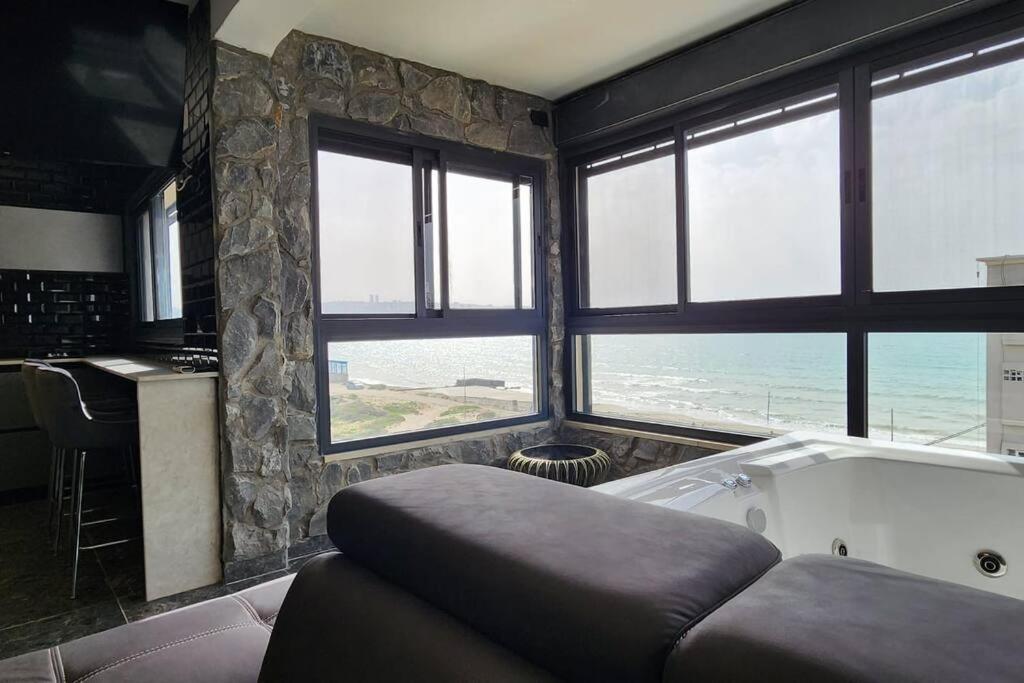 מבנים בים 75 Suites At Sea Haifa Esterno foto