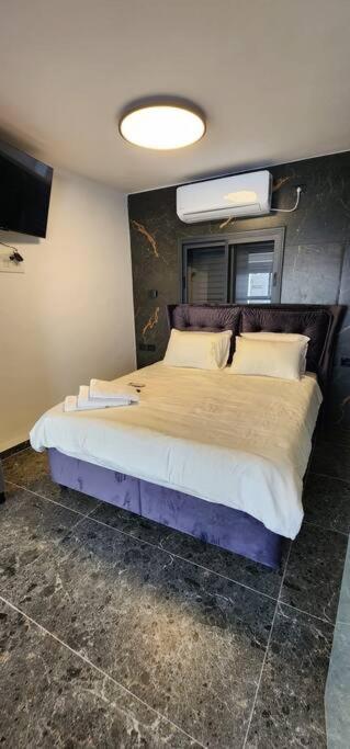 מבנים בים 75 Suites At Sea Haifa Esterno foto