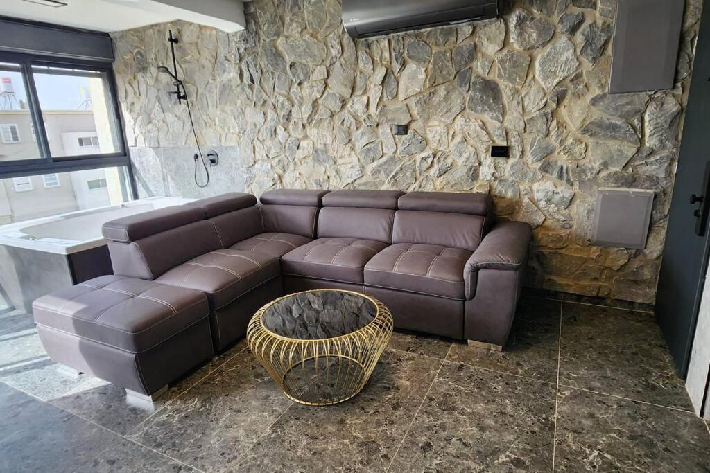 מבנים בים 75 Suites At Sea Haifa Esterno foto